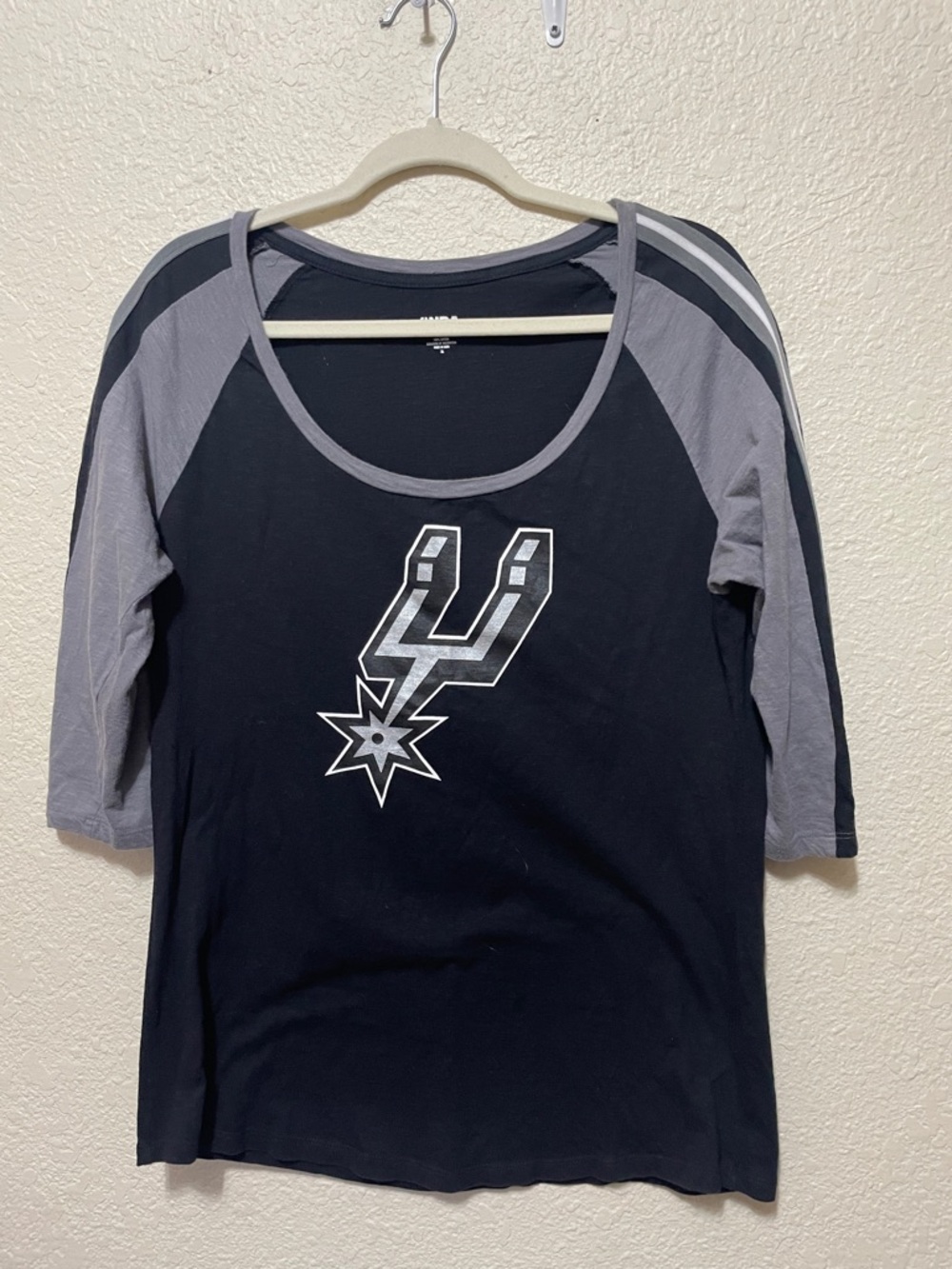 NBA Spurs Women’s Black And Gray V Neck Shirt. Good Condition. Size XL.